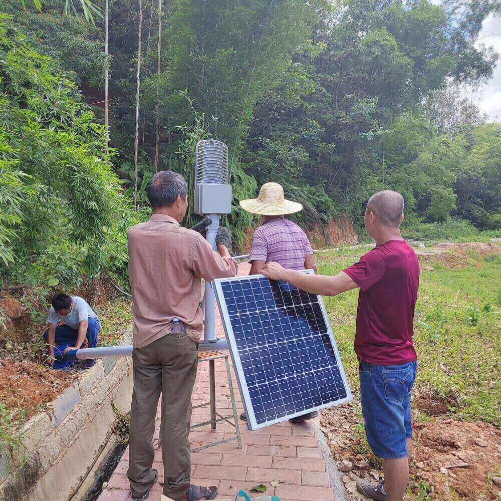 fábrica de luzes de rua movidas a energia solar
