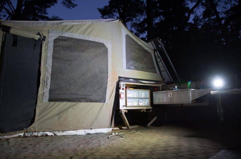 Lâmpada de inundação para acampamento movida a energia solar