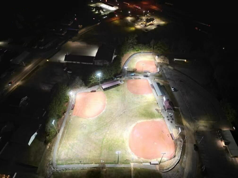 A aplicação de iluminação pública solar em quadra de futebol