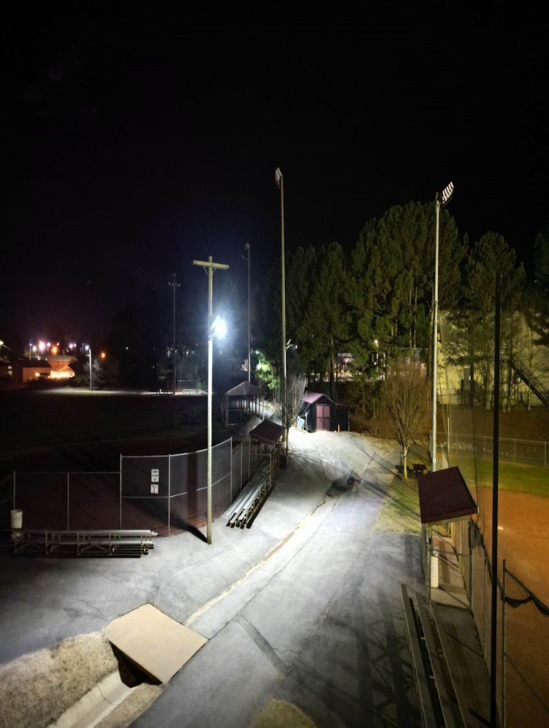 Projeto de luzes solares para iluminação de campo de futebol