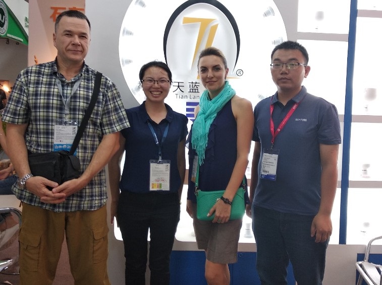 jacky e nicole recebem clientes na exposição de guangzhou
